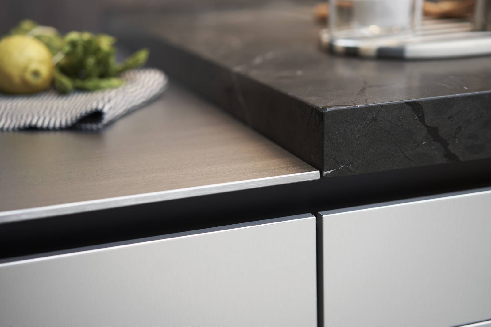 Cuisine en inox, alliance parfaite entre brillance contemporaine et résistance, symbole d’une cuisine haut de gamme à Bordeaux