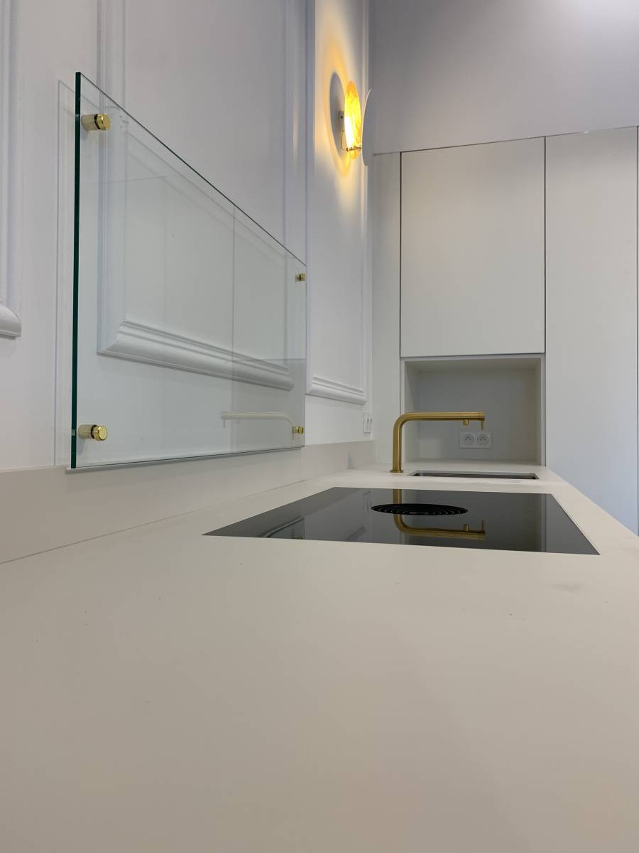 Cuisine en laiton, élégance chaleureuse et détails dorés pour une cuisine haut de gamme au caractère unique à Bordeaux