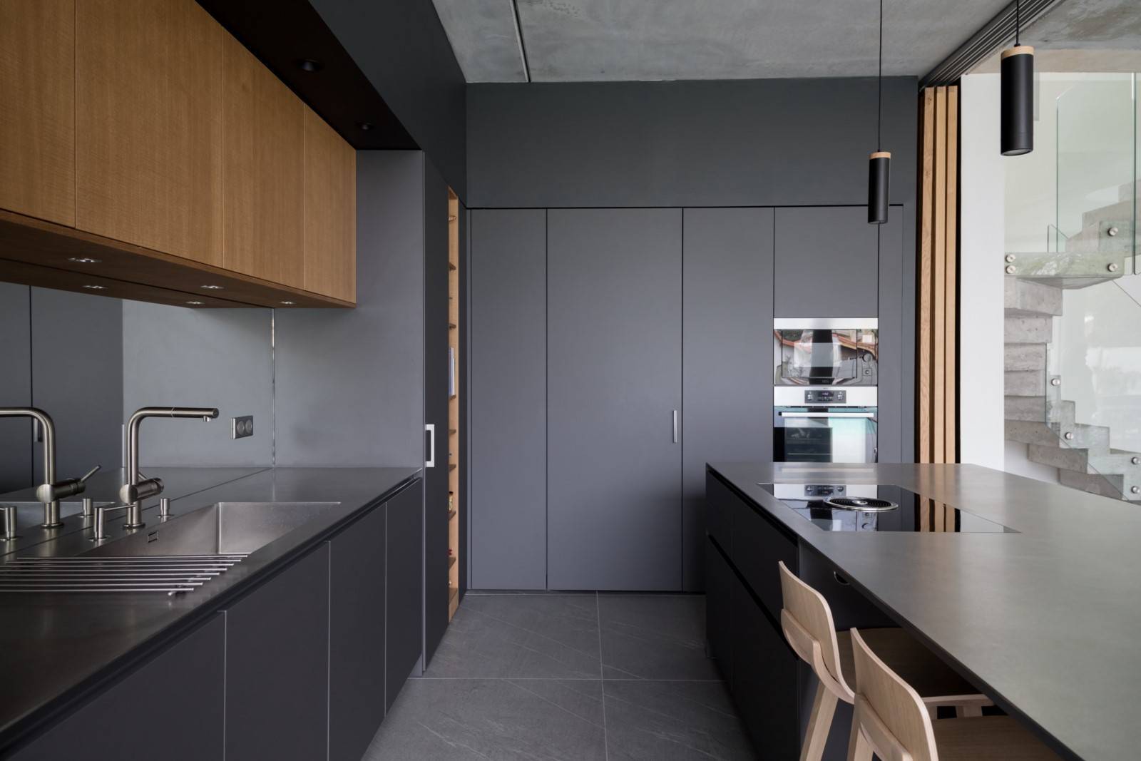 Cuisine en inox, alliance parfaite entre brillance contemporaine et résistance, symbole d’une cuisine haut de gamme à Bordeaux