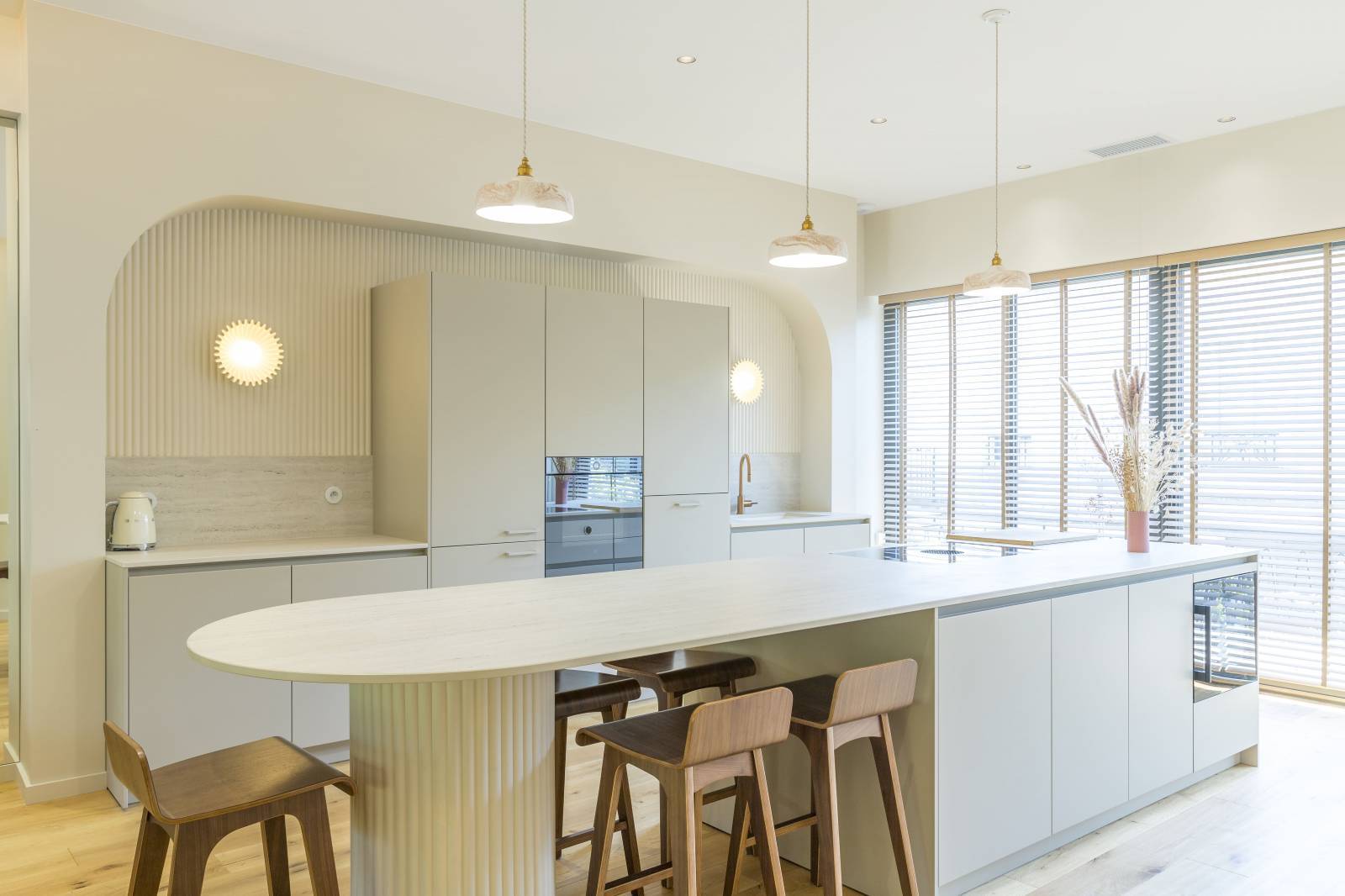 Cuisine haut de gamme sur mesure laque mate coloris Les Couleurs® Le Corbusier® de la gamme LEICHT apportent une touche contemporaine tout en s’intégrant parfaitement à l’architecture bordelaise