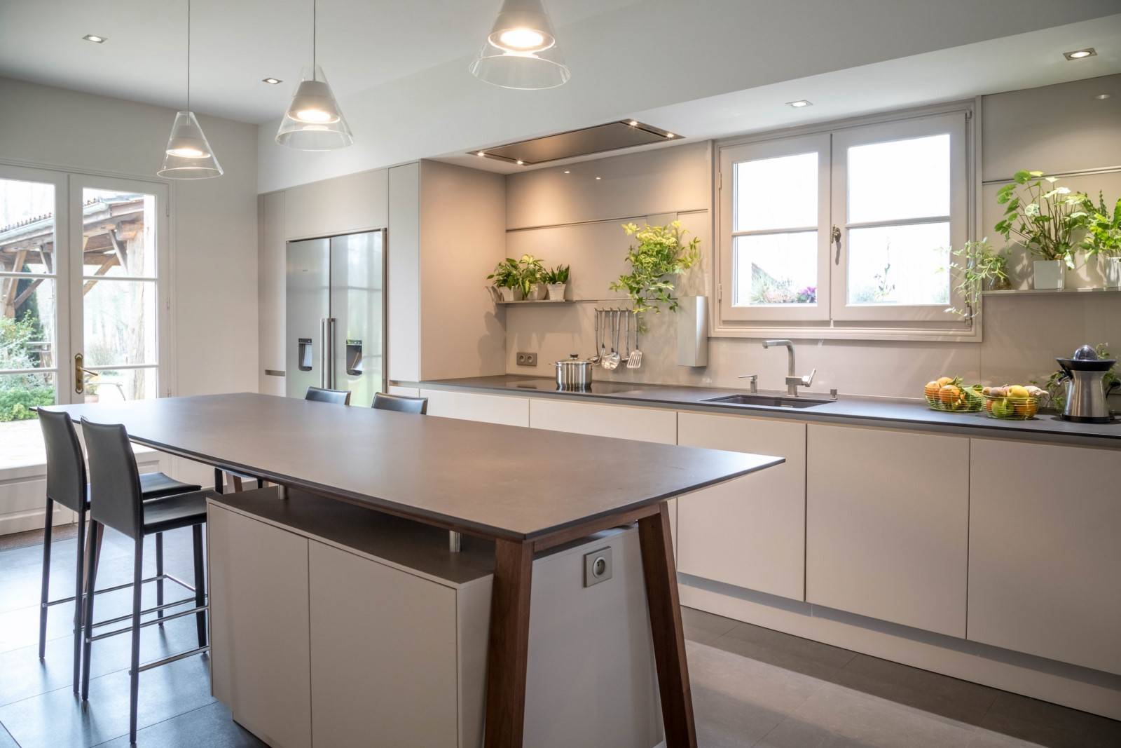 Cuisine haut de gamme blanche et grise à Libourne, design épuré, finitions luxueuses, matériaux nobles et confort exceptionnel