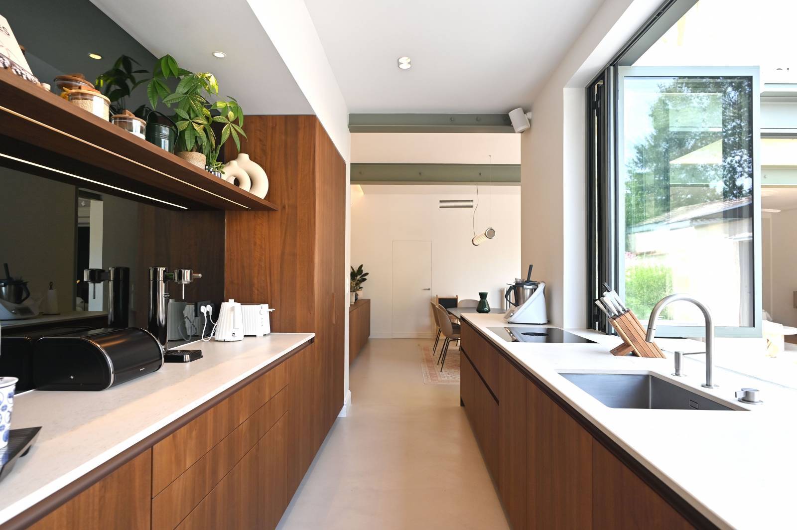 cuisine LEICHT sur mesure d’exception, pensée comme un véritable espace intérieur-extérieur