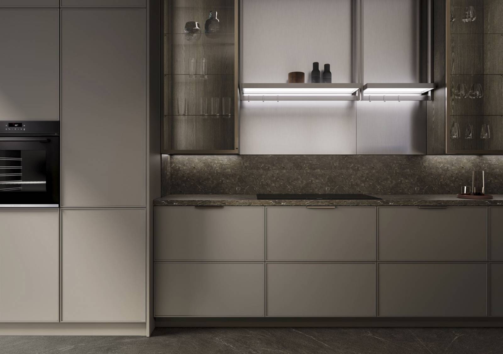 Cuisine haut de gamme LEICHT sans poignées avec vitrines élégantes et plan en pierre, alliant design minimaliste et matériaux premium