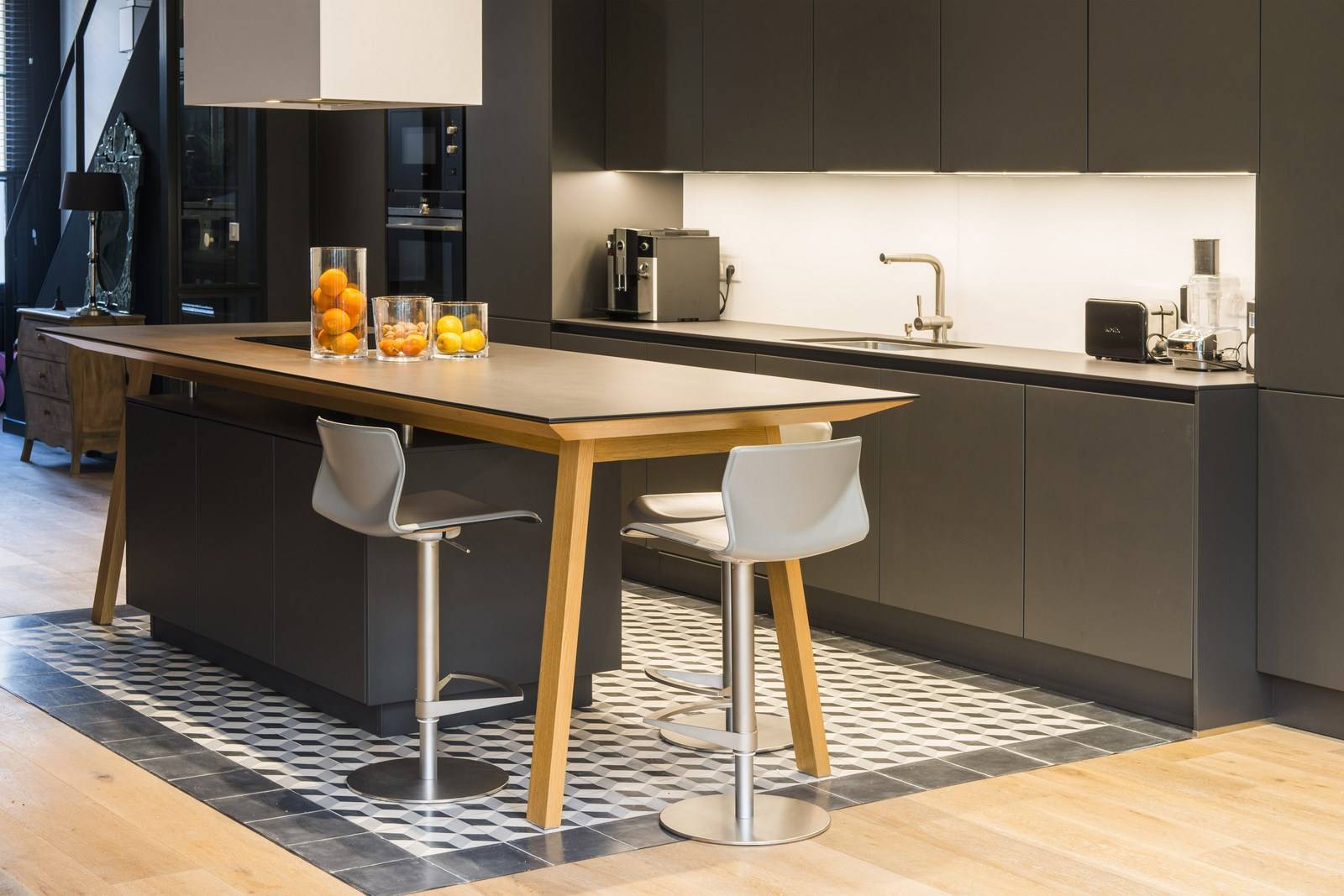 Cuisine moderne et design sur-mesure à Bordeaux, alliant matériaux nobles, lignes épurées, élégance raffinée et fonctionnalité optimale