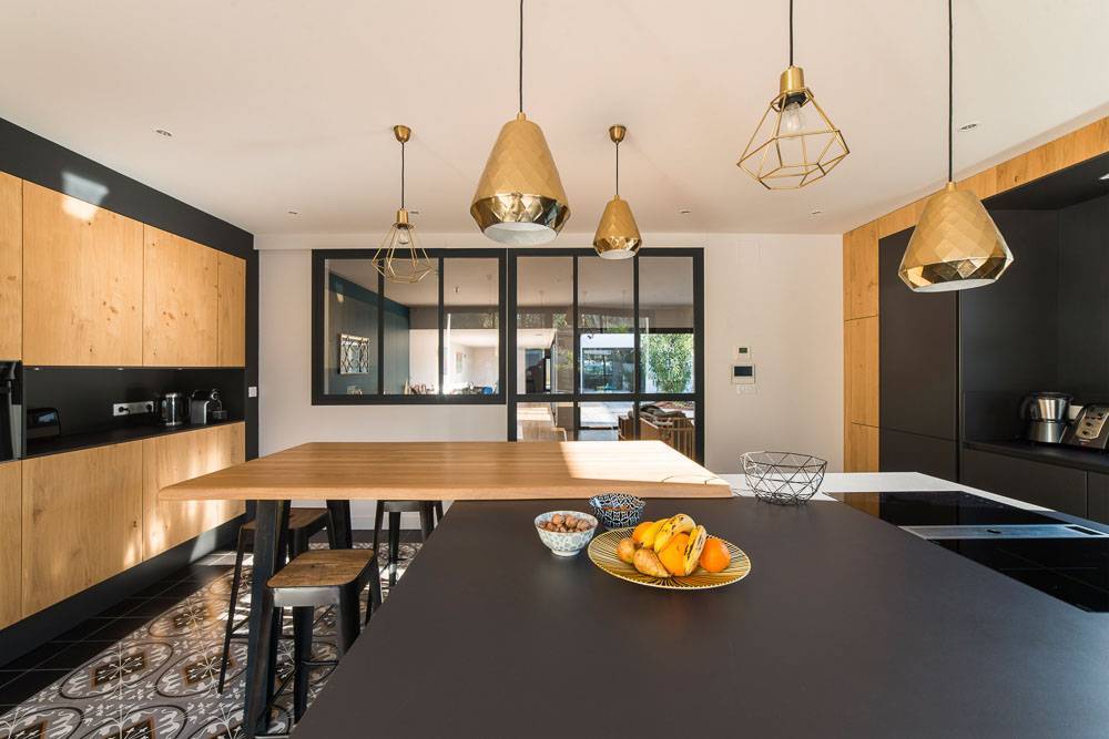 Cuisine noire et bois haut de gamme à Bordeaux, design élégant, matériaux nobles, lignes contemporaines et ambiance chaleureuse