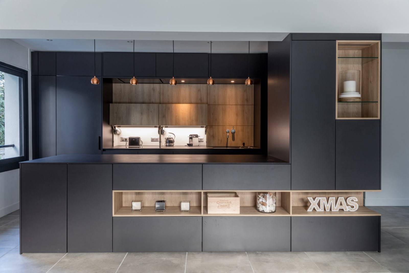 Conception et création d'une cuisine haut de gamme design noir et bois sur mesure à Mérignac