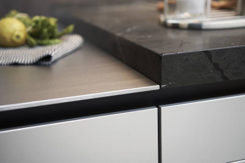 Cuisine en inox, alliance parfaite entre brillance contemporaine et résistance, symbole d’une cuisine haut de gamme à Bordeaux