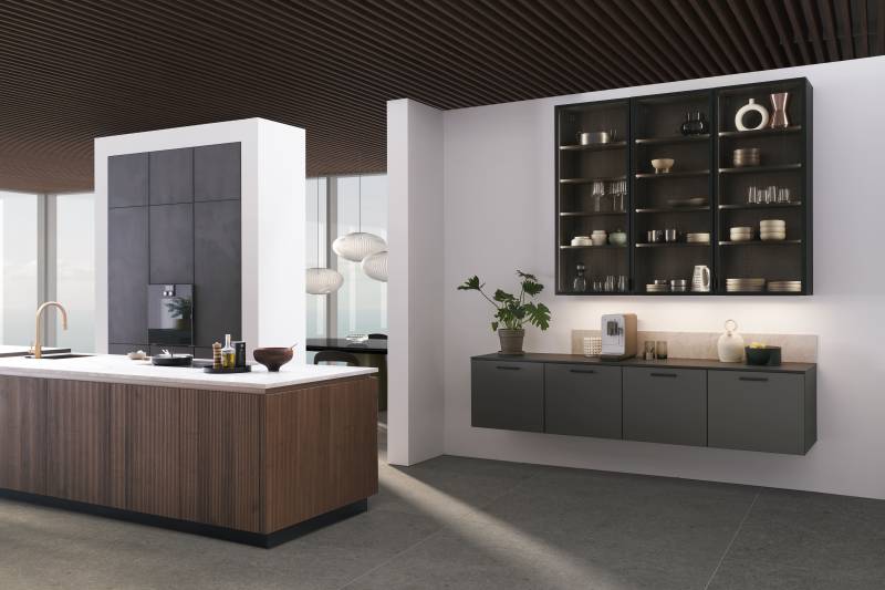 Cuisine haut de gamme en noyer, au design minimal et sans poignées, offrant des lignes épurées, des matériaux nobles et une ambiance moderne et élégante