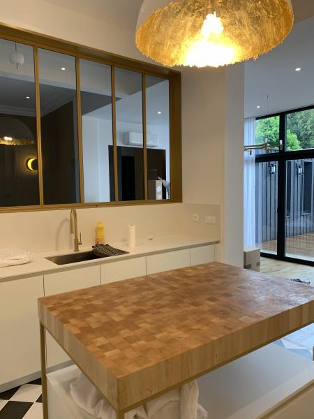 Cuisine en laiton, élégance chaleureuse et détails dorés pour une cuisine haut de gamme au caractère unique à Bordeaux