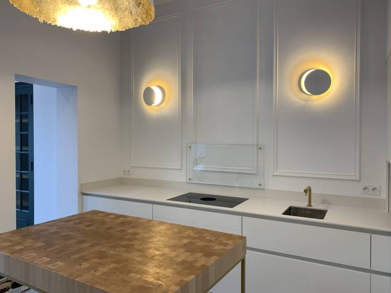 Cuisine en laiton, élégance chaleureuse et détails dorés pour une cuisine haut de gamme au caractère unique à Bordeaux