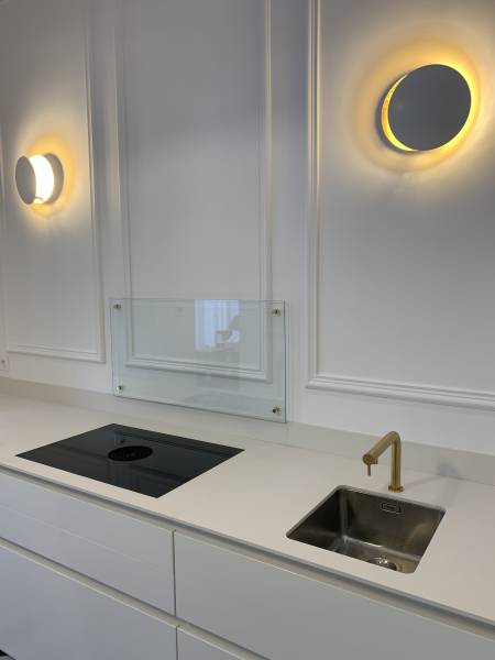 Cuisine en laiton, élégance chaleureuse et détails dorés pour une cuisine haut de gamme au caractère unique à Bordeaux