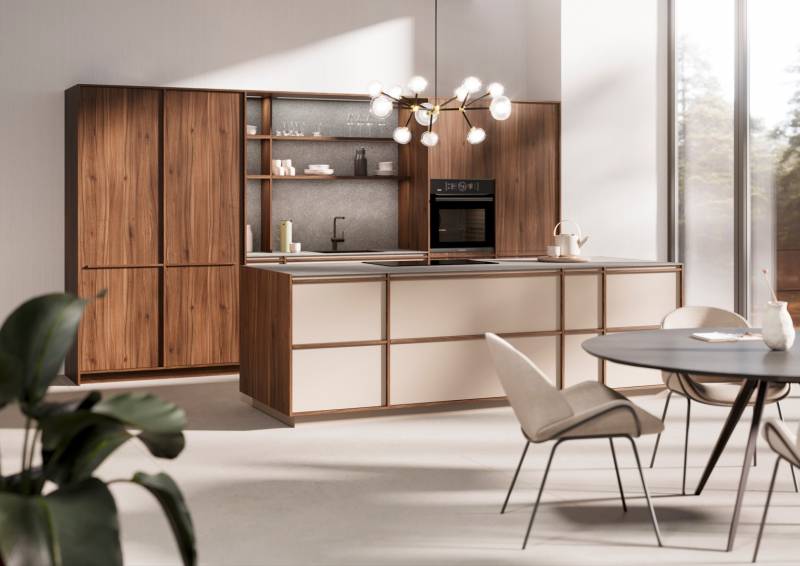 Cuisine contemporaine à Bordeaux : lignes épurées, harmonie du noyer et des tons doux, équilibre parfait entre fonctionnalité et raffinement