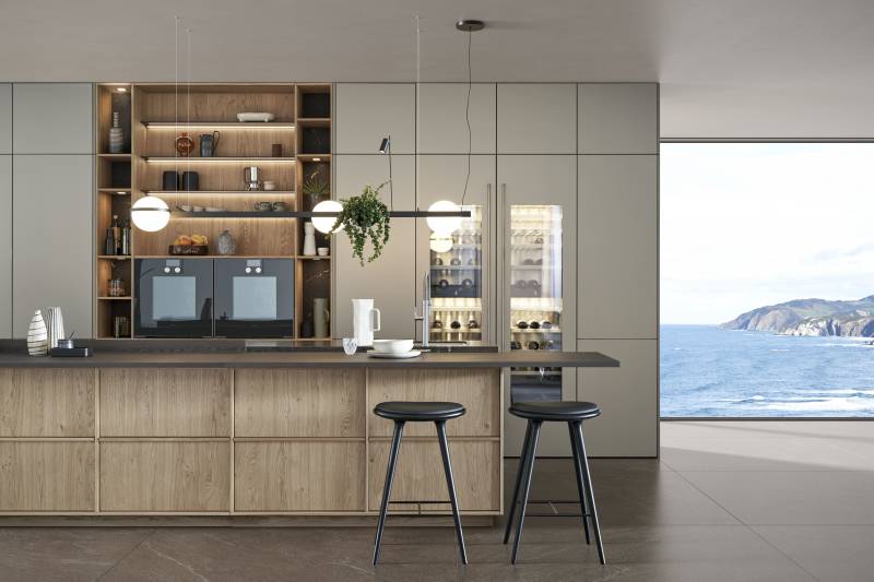 Cuisine haut de gamme en chêne clair, au design minimal et sans poignées, offrant des lignes épurées, des matériaux nobles et une ambiance moderne et élégante