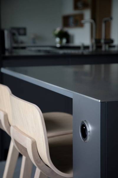 Cuisine en inox, alliance parfaite entre brillance contemporaine et résistance, symbole d’une cuisine haut de gamme à Bordeaux