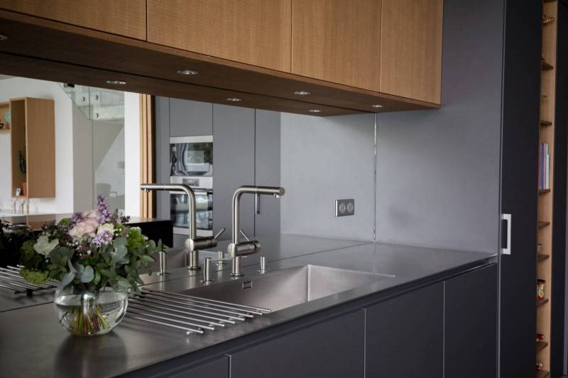 Cuisine en inox, alliance parfaite entre brillance contemporaine et résistance, symbole d’une cuisine haut de gamme à Bordeaux