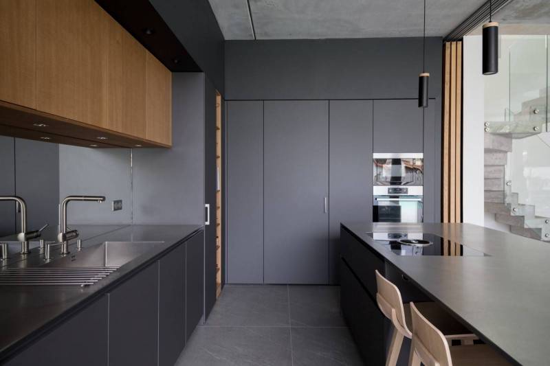 Cuisine en inox, alliance parfaite entre brillance contemporaine et résistance, symbole d’une cuisine haut de gamme à Bordeaux