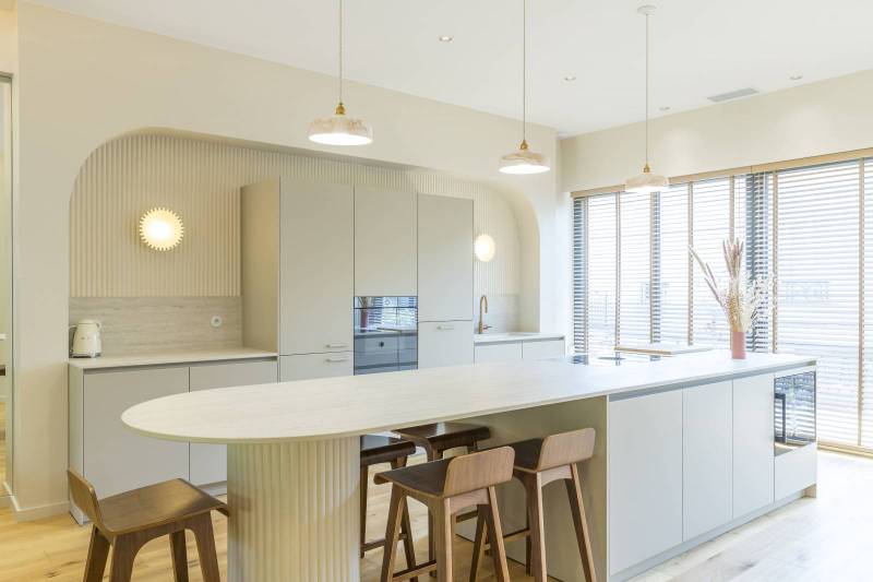 Cuisine haut de gamme sur mesure laque mate coloris Les Couleurs® Le Corbusier® de la gamme LEICHT apportent une touche contemporaine tout en s’intégrant parfaitement à l’architecture bordelaise