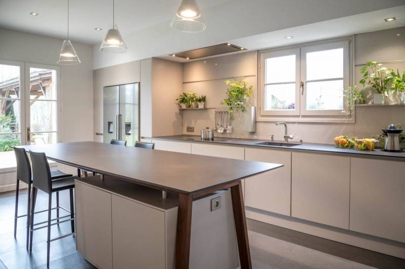 Cuisine haut de gamme blanche et grise à Libourne, design épuré, finitions luxueuses, matériaux nobles et confort exceptionnel