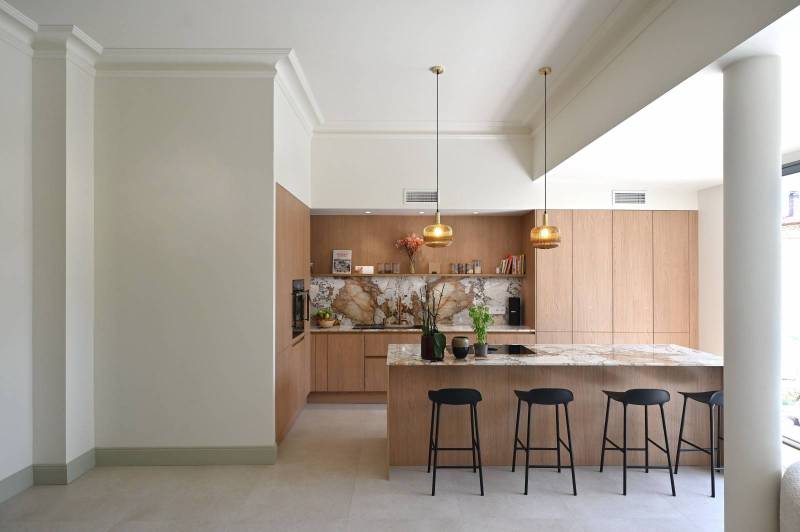 Cette réalisation signée Créations Saint Bruno met en valeur une cuisine haut de gamme LEICHT, pensée sur mesure pour un intérieur d’exception à Bordeaux