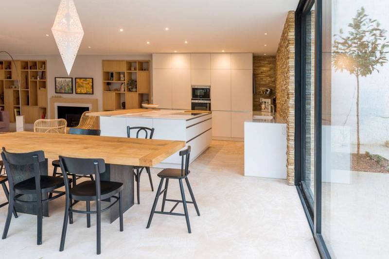 Cuisine LEICHT sur mur en pierre sèche à Bordeaux Centre : création minimale sur mesure Haut de Gamme