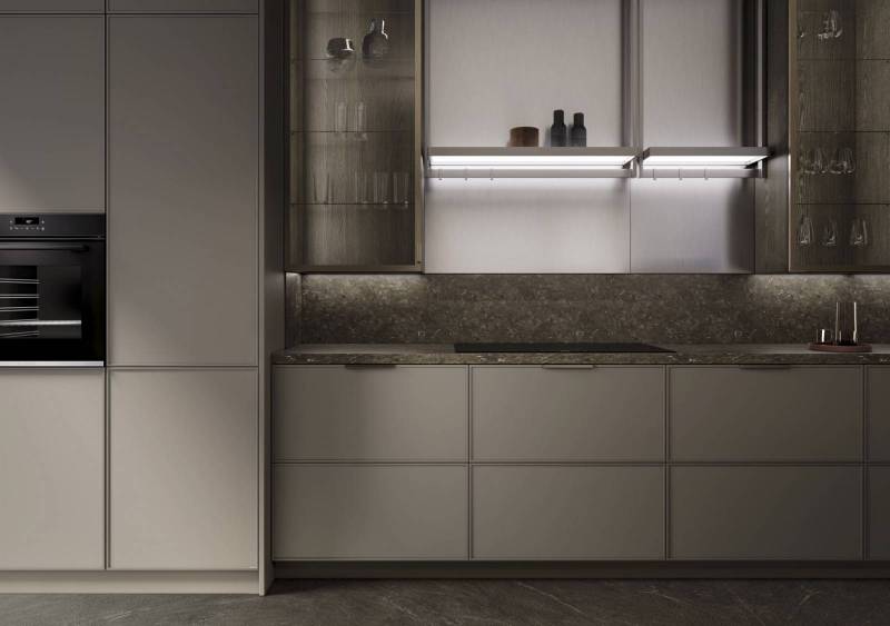 Cuisine haut de gamme LEICHT sans poignées avec vitrines élégantes et plan en pierre, alliant design minimaliste et matériaux premium