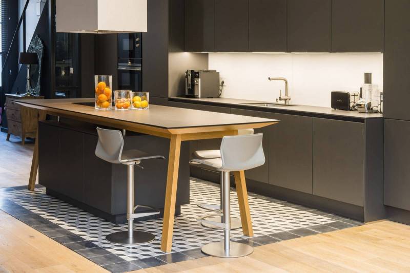 Cuisine moderne et design sur-mesure à Bordeaux, alliant matériaux nobles, lignes épurées, élégance raffinée et fonctionnalité optimale