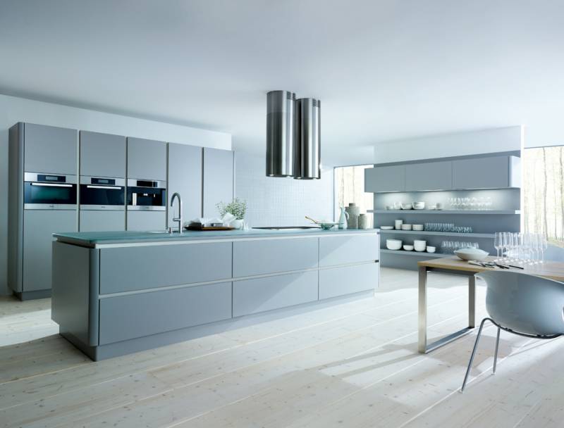 Cuisine minimaliste haut de gamme sans poignées, pensée pour une esthétique épurée et contemporaine avec des matériaux raffinés et un design précis