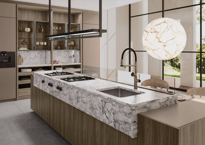 Cuisine sur mesure en bois sans poignées avec plan en pierre massif, design épuré et matériaux nobles pour un intérieur contemporain